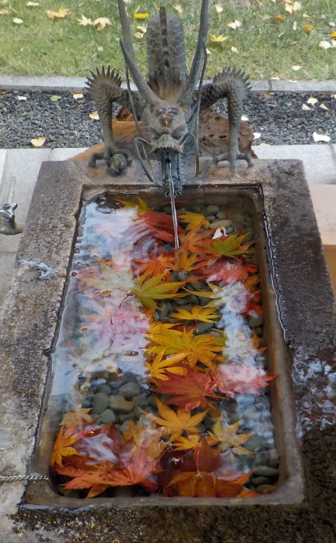 西野神社 手水舎の水鉢