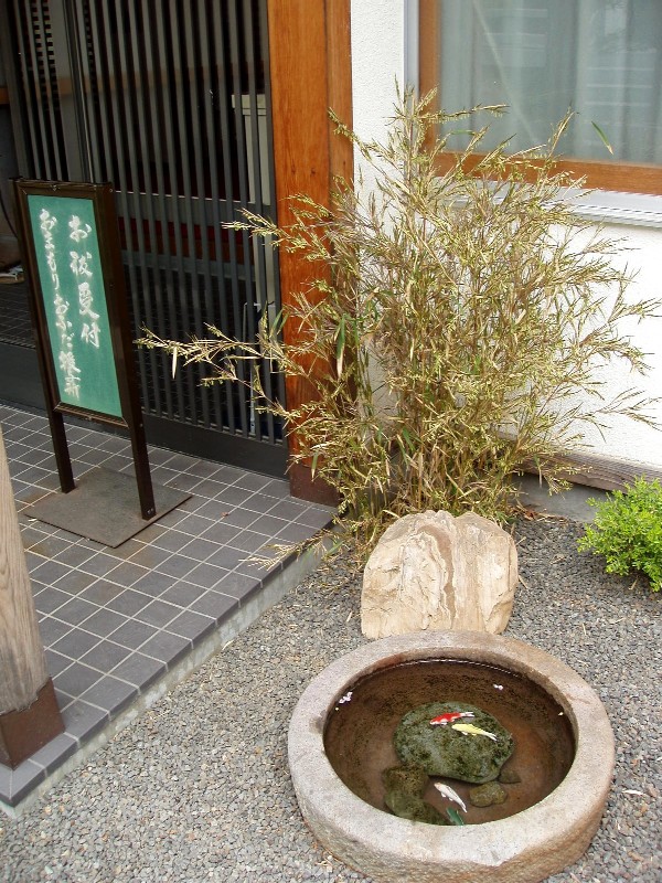 西野神社 社務所玄関前の水鉢